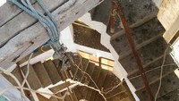 Mercusuar ini punya 168 anak tangga, jumlah lantai menara ada sembilan lantai, jenis tangga beton cukup nyaman dilalui. Ada ruang kontrol yang dilengkapi lampu suar jenis A PRB 252 (rotating). 