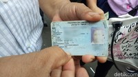 Salah satunya adalah pria ini. Begini penampakan e-KTP yang sudah mengelupas dan rusak sebelum disulap Mang Ade.