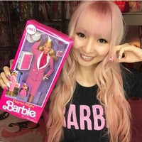 Azusa menghabiskan uang tersebut untuk membeli 145 boneka, 40 pasang sepatu, dan 60 tas Barbie. Foto: Instagram Azusabarbie 