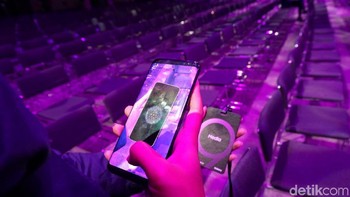 Momen bagi-bagi Galaxy S9 dan S9+ sempat menimbulkan keriuhan. Ini adalah gaya Samsung menyampaikan sebuah pesan dengan cara yang niat dan menghibur. Bukan sekadar gaya-gayaan, Samsung ingin menunjukkan bahwa mereka serius menggarap Augmented Reality. Foto: detikINET/Rachmatunnisa
