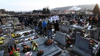 Kuciak dimakamkan di pemakaman di Desa Stiavnik, Slovakia, Sabtu (3/4). (Foto: Dok. REUTERS/Radovan Stoklasa)