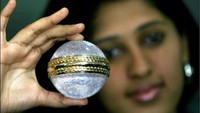 Bola kriket berlapis 5.728 berlian ini dijual US$ 68.500 (Rp 924 juta). Istimewa/Yupthaexist.