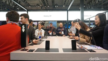 Sambil asyik bermain, kita juga bisa mencicipi berbagai camilan dan minuman yang disediakan. Banyak pelayan yang mondar mandir menawarkan makanan atau minuman gratis bagi pengunjung Galaxy Unpacked 2018. Foto: detikINET/Rachmatunnisa