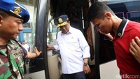 Budi Karya turun dari bus usai menemui sopir dan penumpang.