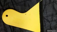Alat ini digunakan untuk meratakan anti gores di blangko e-KTP