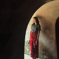 Selain hobi traveling, ternyata wanita penggemar kopi ini juga menyukai dunia fotografi. Foto: (putrimarino/Instagram)