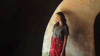 Tidak hanya berfoto di bagian luar, Putri juga berfoto di area masjid bawah tanah yang berada di dalam komplek Taman Sari (putrimarino/Instagram)