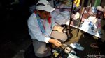 Melihat Mang Ade Sulap e-KTP Rusak dengan Alat Sederhana