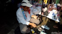 Banyak pengunjung yang penasaran dengan aksinya tersebut. Setelah satu jam detikcom mengikutinya sudah 10 orang terlihat memperbaiki KTP-nya.
