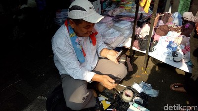 Melihat Mang Ade Sulap e-KTP Rusak dengan Alat Sederhana