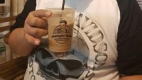 Sebelum pasang make up dan syuting, minum bekal kopi dulu. Segaaar! tulis Indro dalam captions fotonya. Tampaknya Indro juga hobi minum kopi susu kekinian. Foto: Instagramnya @indrowarkop_asli
