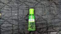 Mang Ade awalnya mengelupas bagian data e-KTP yang rusak. Dia lalu menggosok blangko e-KTP dengan minyak kayu putih.
