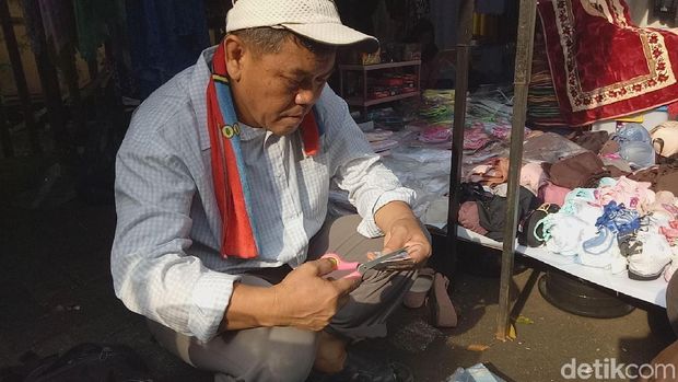 Mang Ade yang 'sulap' e-KTP rusak jadi seperti baru / 