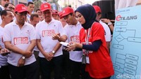 Direktur Utama Bank BRI Suprajarto menjelaskan pada Menteri Perhubungan RI dan Menpan RB di depan booth BRI. Kerjasama tentang penyediaan dan pemanfaatan jasa layanan perbankan di lingkungan Kementerian Perhubungan RI itu melalui unit kerja, e-channel, dan Agen BRILink yang tersebar luas, jaringan BRI berperan sebagai ‘loket digital’ ASDP (Ferry), E-Tilang, dan E-Ticket (Bus) di seluruh Indonesia.