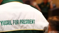 Sebagian kader PBB mengenakan baju bertuliskan Yusril For President.