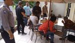 Foto: Ian Si Bule Luntang-lantung Saat Dibawa ke Imigrasi