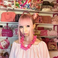 Azusa pertama kali jatuh cinta dengan Barbie saat usia 15 tahun. Awalnya ia membeli tempat makan Barbie, lalu ia menginginkan peralatan bergambar Barbie lainnya termasuk boneka. Foto: Instagram Azusabarbie