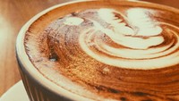 Secangkir cappuccino yang dibentuk latte art terlihat sangat menggoda. Foto ini juga menunjukkan bahwa dirinya doyan ngopi, sama dengan sang suami, Chicco Jerikho. Foto: Instagram @putrimarino