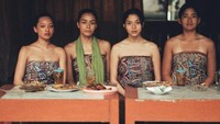 Akun Instagram milik Putri Milano memang terlihat artsy. Foto bersama dengan teman-teman asrtis, dengan mengenakan kain Jawa, Putri Milano terlihat cantik dengan deretan makanan di depannya. Ini kira-kira film apa ya? Foto: Instagram @putrimarino