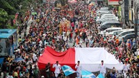 Warga menyemut di jalanan yang dilintasi peserta Karnaval Cap Go Meh 2018.