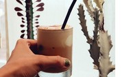 Kopi sepertinya memang jadi minuman yang paling disukai Putri Milano. Wah, memang cocok deh dengan Chicco Jerikho. Foto: Instagram @putrimarino