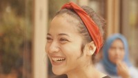 Dengan menggunakan bandana merah, Putri Milano terlihat sangat cantik. Lihat nih, secangkir kopi ditangannya yang hangat terlihat enak. Foto: Instagram @putrimarino