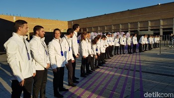 Setelah melewati antrean, pengunjung disambut live music dan para Samsung Expert berseragam putih yang berderet menjaga area untuk menjajal berbagai keseruan usai acara peluncuran. Foto: detikINET/Rachmatunnisa