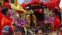 Pawai ini berlangsung sejak siang hingga sore.