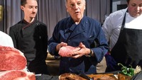 Chef Puck menjelaskan dengan sangat semangat tentang daging Japanese Mizayaki Wagyu Beef yang diterbangkan langsung dari Jepang pada saat persiapan jelang Oscar.Foto: Istimewa