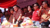 Zulkifli Hasan, Bambang Soesatyo, dan Puan Maharani menyaksikan pawai dari atas panggung.