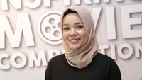 Ditemui di kawasan Mampang, Jakarta Selatan, Dewi Sandra mengenakan pakaian serba hitam dengan jilbab berwarna cokelat.  Foto: Palevi/ detikHOT