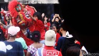 Seorang warga menaiki barongsai.