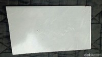 Sulap ini diperagakan Mang Ade di atas keramik untuk tatakan