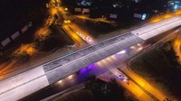Selain memperlancar arus lalu lintas, flyover ini juga terlihat indah saat malam hari. Istimewa/Kementerian PUPR.