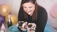 Demam adult smash cake ini hingga ke wilayah Israel, lho. Wanita ini terlihat sangat senang karena bisa mengambil langsung kue ulang tahun dengan kedua tangannya. Foto: Instagram @simplelifestudio_  Foto: Istimewa