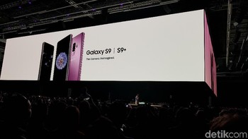 Meski demikian, sentuhan kecanggihan dan kemewahan khas Samsung tak dilupakan. Deretan layar besar Samsung disusun mengelilingi bagian atas panggung. Foto: detikINET/Rachmatunnisa