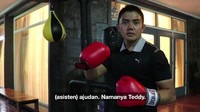 Ini Tedy ajudan yang diajak berduel oleh Jokowi. Yang jadi partner latihan tinju saya, sore hari ini ajudan. Namanya Teddy, masih muda dan ya coba kita lihat nanti, kata Jokowi di vlognya. 
