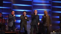 Mereka adalah Monita Tahalea, Teddy Adhitya, Nina Tamam, Adikara Fardy, Mondo Gascaro, Chaseiro, dan Karimata Trio. Foto: Hanif Hawari/ detikHOT