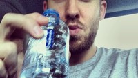 Tidak lupa, ia juga mencukupi kebutuhan air minum harian. (Foto: instagram/CalvinHarris)