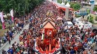 Kendaraan itu kemudian melintas di Jalan Hayam Wuruk yang dipenuhi oleh warga yang antusias menyaksikan karnaval. Warga menyemut, banyak yang mendekat ke kendaraan itu. (Eva Safitri/detikcom)