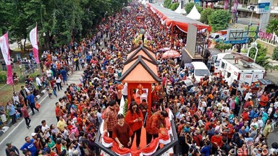 Gaya Puan Naik Kapal Cheng Ho Arungi Lautan Manusia Saat Cap Go Meh