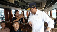 Budi Karya menyapa penumpang bus.