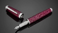 Pulpen berlapis batu rubi ini harganya US$ 595.000 (Rp 8,03 miliar), siapa yang mau beli? (Foto: Luxurystnd)