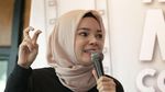 Senyum Dewi Sandra yang Bikin Hati Adem