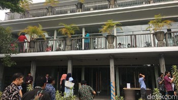 Setiap lantai di coworking ini terdapat balkon memanjang. Foto: Agus Tri Haryanto/detikINET