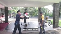Pelatih tinju Jokowi bernama Pak Abet, dari Pertina Bogor.  (Foto: Screenshot Vlog Jokowi)
