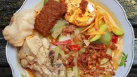 Nggak kalah bikin ngiler, foto lontong cap go meh yang diunggah herlin.lay ini. Makan siang yang telat dengan Lontong Cap Go Meh dari Gado-Gado Cikini, tulisnya. Foto: Istimewa