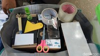 Alat-alat yang digunakan yaitu minyak kayu putih, isolasi, double tape, korek api, gunting, cutter dan anti gores untuk layar HP.