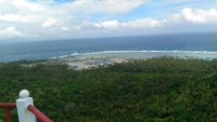Saya bisa melihat pemandangan yang tidak biasa, di sini bisa menikmati pemandangan indah. Kita bisa melihat perbatasan antara negara Filipina-Indonesia dengan mata telanjang, meski hanya bisa melihat negara Filipina pulau saja, bukan kotanya, letaknya sejajar dengan pulau Miangas, tidak terlalu jauh, kata teknisi menara suar Miangas NKRI, Zulfan Sahari, 
