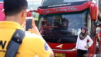 Ada juga yang foto-foto dengan bus tersebut.